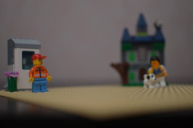 İki insan, bir köpek şatosu ve zengin bir ev.