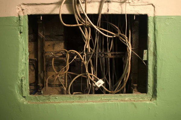 Vieux Panneau Électrique Sur Mur Maison Les Câbles Électriques Détachent — Photo