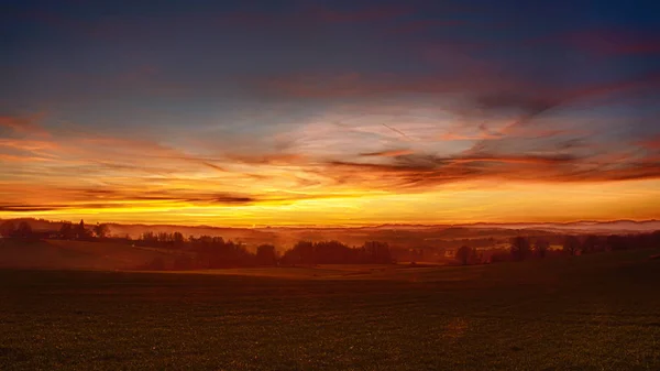 Západ Slunce Nad Krajinou Pole Popředí Červené Žluté Mraky Obloze — Stock fotografie