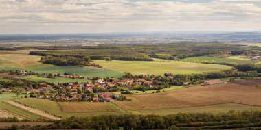köy (Ctineves) ve tarlaları ile kırsal manzara, beyaz bulutlu mavi gökyüzü, Rip dağından manzara, Çek cumhuriyeti