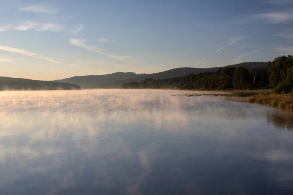 Alba Sul Lago Nella Nebbia Mattina Estate Bosco Sullo Sfondo — Foto Stock