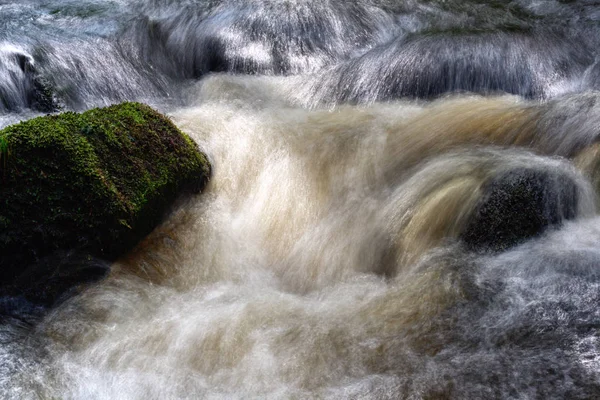 Nehir Akıntısı Kayaların Üzerinden Akan — Stok fotoğraf