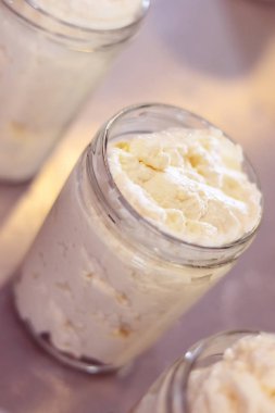 kuark üretimi - elle doldurulmuş cam, organik süt ürünleri