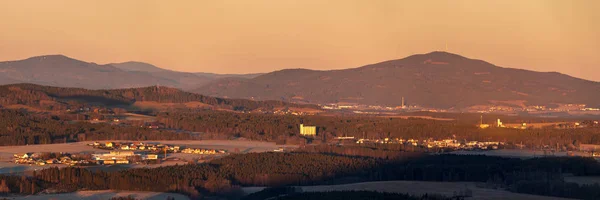 日の出の丘の風景 牧草地 フィールドや村 バックグラウンドで森林の丘や山 Klet Schninger 南ボヘミア チェコ共和国 — ストック写真