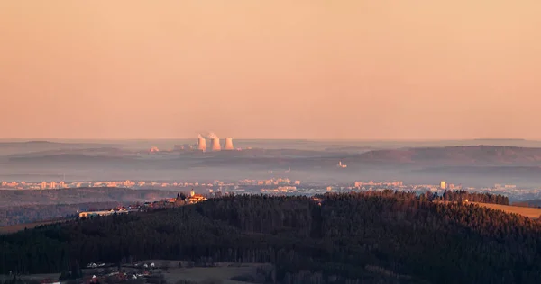 Napfelkelte Táj Felett Erdő Domb Templommal Előtérben Város Háttérben Atomerőmű — Stock Fotó