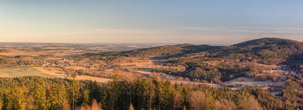 Panorama Manzarası Köyler Ormanlar Çayırlar Tarlalar Tepeler Mavi Gökyüzü — Stok fotoğraf