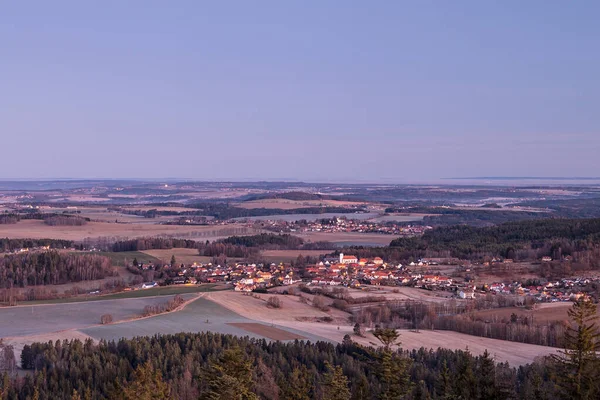 Dél Csehország Falu Templommal Éjjel Hajnal Előtt Vidéki Táj Erdőkkel — Stock Fotó