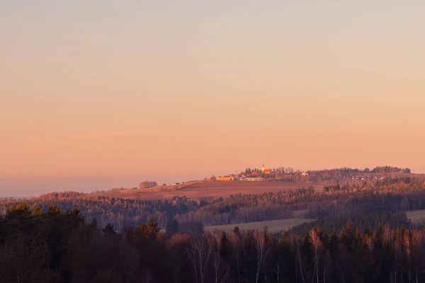 Pôr Sol Sobre Paisagem Rural Com Aldeia Primeiro Plano Floresta — Fotografia de Stock