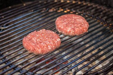 Izgara et, açık havada iki hamburger.