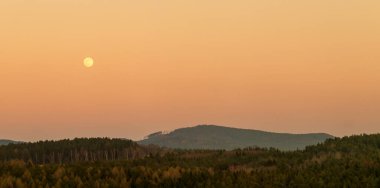 Dolunayda akşam tepesi manzarası