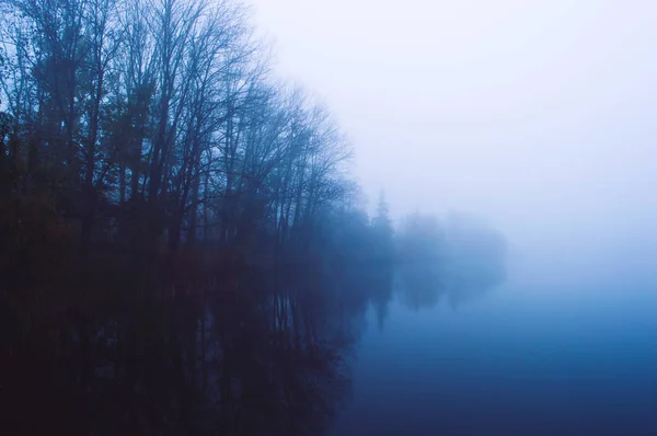 Blauer See im Morgennebel — Stockfoto