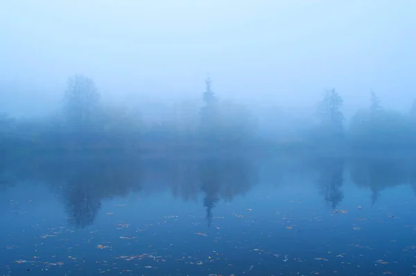 Голубое озеро в утреннем тумане — стоковое фото