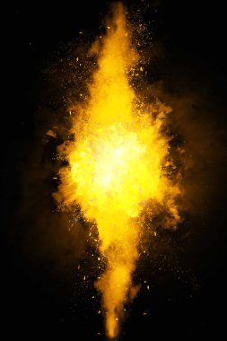 Siyah zemin üzerinde kıymıklar olan parlak bir patlama
