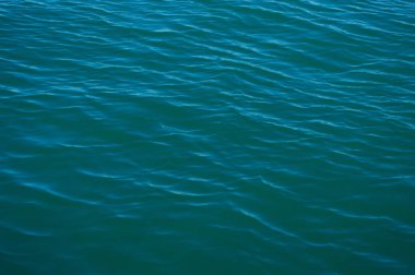 Güneşin yansımasıyla denizdeki küçük dalgalar