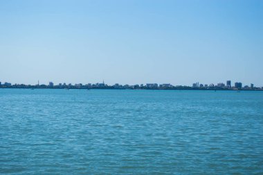 Deniz ufkunda şehir silueti