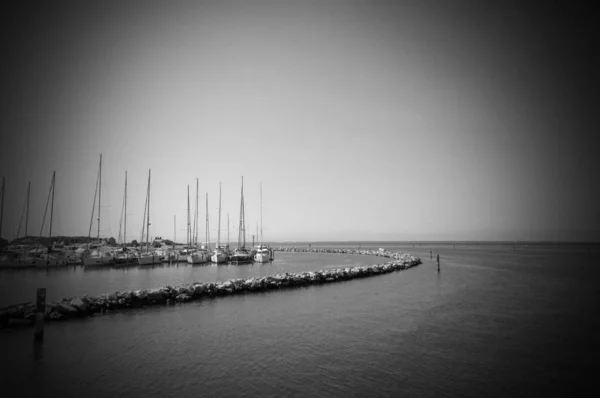 Dok s jachtami na pozadí modrého moře — Stock fotografie