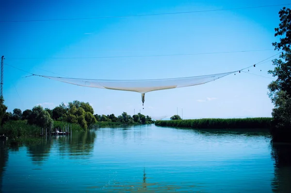 Grandes redes de pesca extendidas sobre el río — Foto de Stock