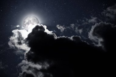 Gece gökyüzünde dolunay Yıldızlar ve bulutlarla.
