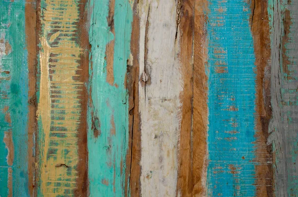 具有多种颜色油漆的旧木板的背景 — 图库照片
