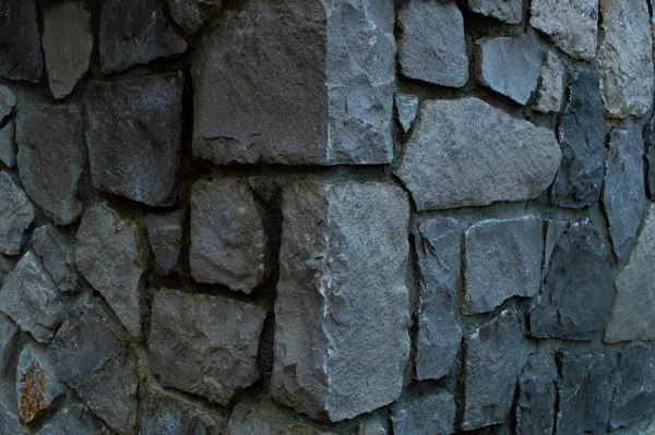 Hörnet på en vägg kantad med stenblock — Stockfoto
