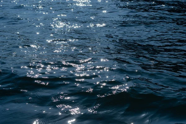 Λείψανα ηλιοφάνειας στα κύματα της θάλασσας — Φωτογραφία Αρχείου