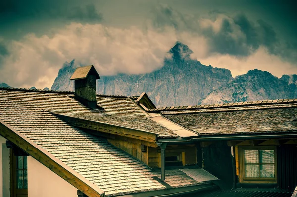 Η στέγη του σπιτιού στο βάθος του βουνού — Φωτογραφία Αρχείου