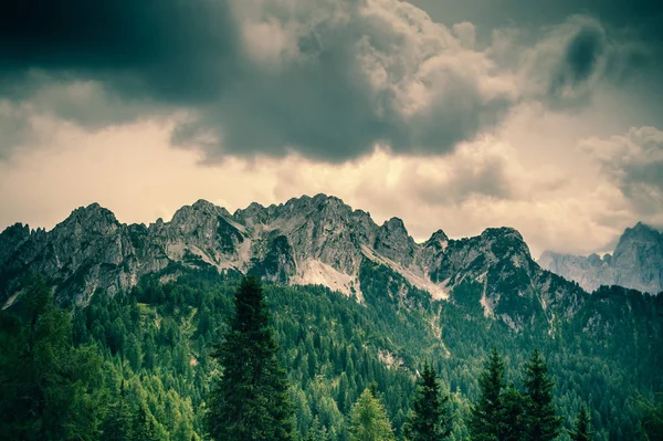 Alpen Berge mit Wolken in der Nähe des Gipfels — Stockfoto