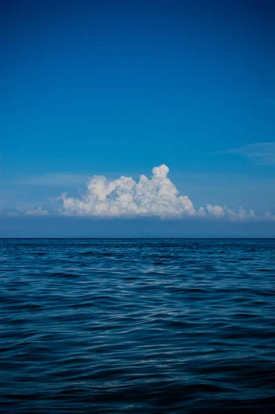 Beautiful sea horizon with blue sky and clouds — ストック写真