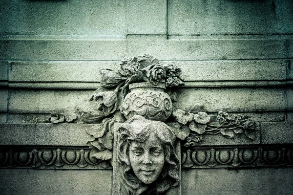 Antik texturerad sten bas-relief av en flickas ansikte — Stockfoto