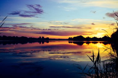 Canlı renkler ve bulutlarla güzel bir gün batımı