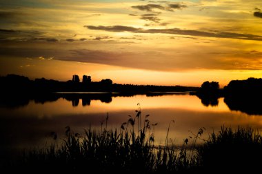 Canlı renkler ve bulutlarla güzel bir gün batımı