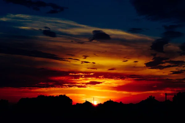 Schöner orangefarbener Sonnenuntergang über den Häusern — Stockfoto