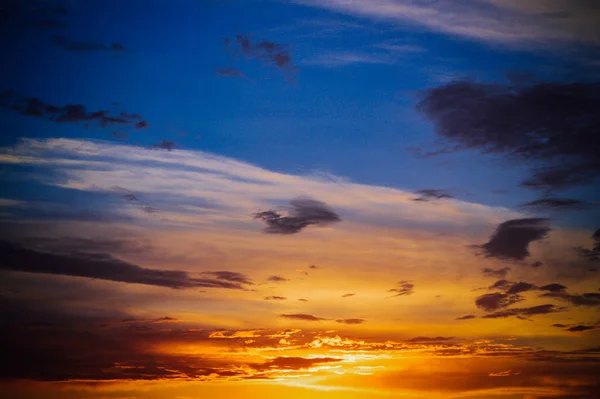 Schöner Sonnenuntergang mit lebendigen Farben und Wolken — Stockfoto
