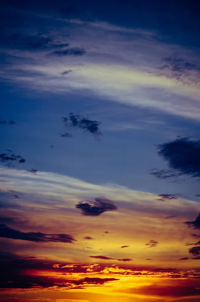 Schöner Sonnenuntergang mit lebendigen Farben und Wolken — Stockfoto