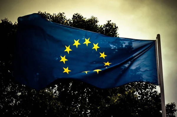 Europeiska unionens flagga på grå himmel bakgrund — Stockfoto