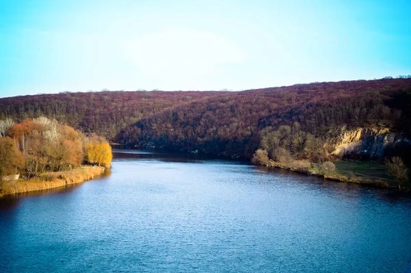 Красивий пейзаж з раками і лісом — стокове фото