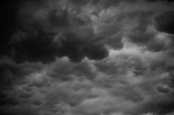 Nuages orageux dans des tons sombres — Photo