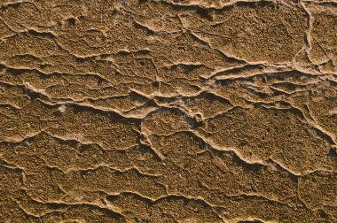 Rahatlama ve çatlaklarla beton yüzey