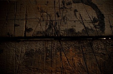 Testere izleri ve çizikleri olan eski tahtalar.