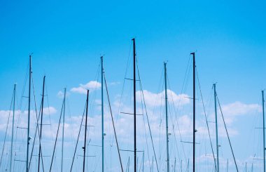 Mavi gökyüzünün arka planında yelkenli gemilerin direkleri. Kapat.