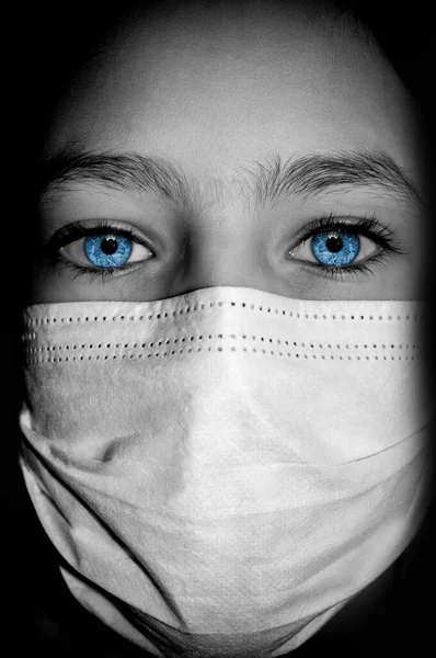 Enfant Portant Masque Médical Avec Panneau Danger Biologique Gros Plan — Photo