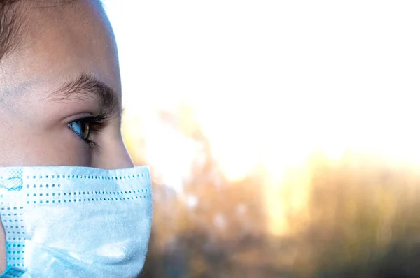 Criança Máscara Médica Com Sinal Risco Biológico Perto — Fotografia de Stock