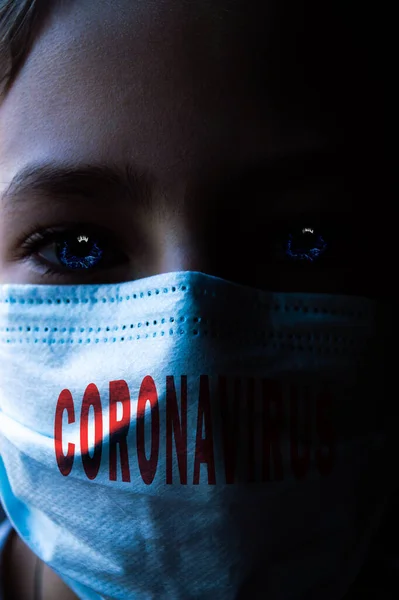 Kind Medizinischer Maske Mit Biohazard Zeichen Aus Nächster Nähe — Stockfoto