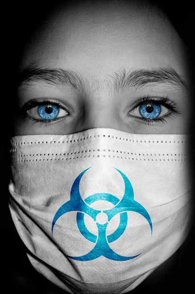 Tıbbi Maskeli Biyolojik Tehlike Işareti Olan Bir Çocuk — Stok fotoğraf