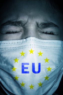 Avrupa Birliği tabelasıyla tıp maskeli bir genç kız