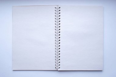 Ayrıntılı olarak beyaz boş sayfa ile bağlayıcı not defteri