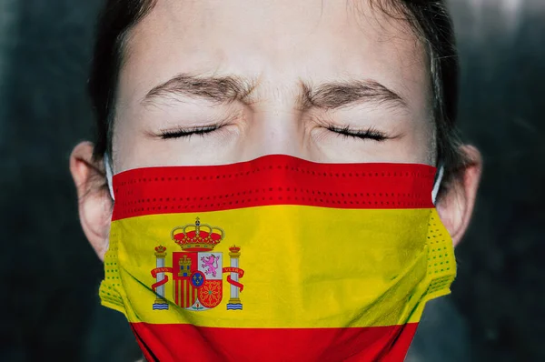 Menina Adolescente Perturbado Máscara Médica Com Bandeira Espanha — Fotografia de Stock