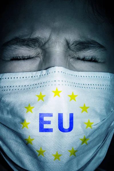 Rozrušená Dospívající Dívka Lékařské Masce Znakem Evropské Unie — Stock fotografie