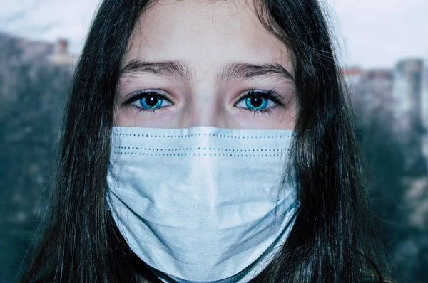 Ragazza Adolescente Una Maschera Medica Vicino Dettaglio — Foto Stock