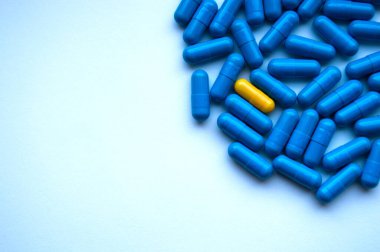 Kapsüller beyaz bir yüzeye yakın bir yere dağılmış. Tıp konsepti